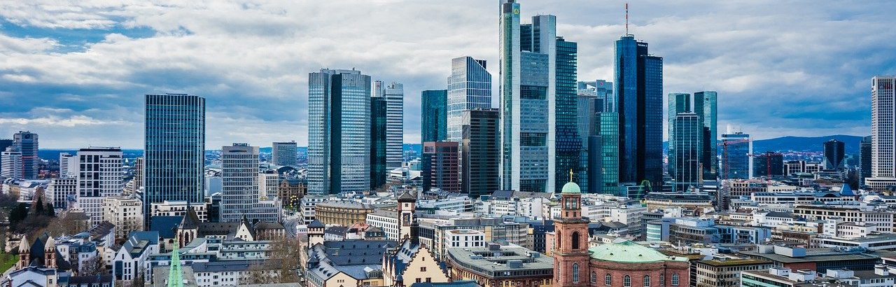 Bild von Frankfurt, dem Sitz vieler Banken, die Exportfinanzierung anbieten